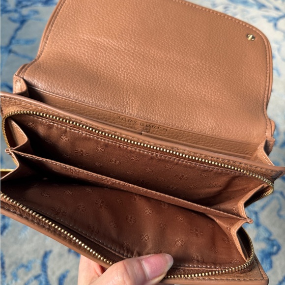 Tory Burch Miller Tan Pebbled Leather Wallet with Gold Hardware - Picture 4 of 6